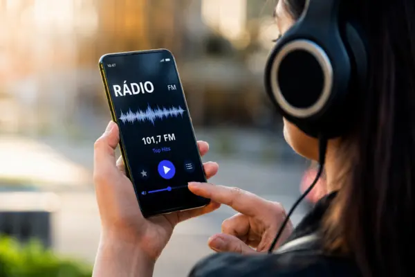 Melhores Aplicativos para Ouvir Rádio Grátis no Celular em 2026